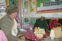 モンゴル人宅を訪問する回族