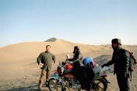 高台県から金塔県へ北上の途中で横断すべる砂漠はバダンジリン砂漠の裾野に当たる