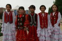 カザフ族の小学生たち。
