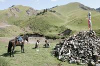 土地の神を祭るオボーの前を通る際馬から降りることは欠かせない。