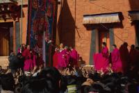 4　寺院に集まった人々の最大の狙いはツェタル家畜の首に飾るリボンをもらうこと。