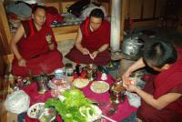 6　若僧は先生の僧坊で寝食をともにしながら修行し、一種のカレッジを成す。