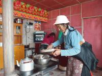 10　今河南蒙旗の中心地に移ってきたケセン郷のお婆ちゃんの料理はいつもおいしい。