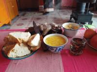 11　ケセン郷のおばちゃんの手作り料理はナン、バタ茶、緑茶、茹で肉である。