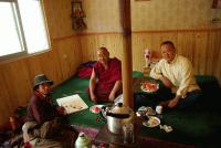 3　いつも居候をさせてもらっているある僧侶の僧坊のなかでスイカを賞味する。