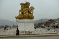 1　黄南チベット族自治州の中心地に位置するロンウ寺院。