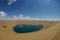 12　バダンジリン砂漠に点在する湖。