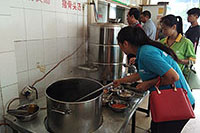 ９　広西チワン族自治区凌雲県中心地の朝食ーー犬骨スープ・豚骨スープ