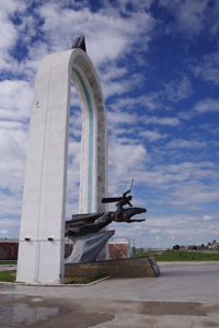４　モンゴル国東部のチョイバルサン市に聳えるノモンハン戦争記念碑
